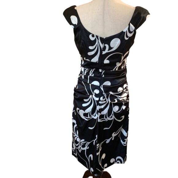 London times black and white leaf pattern dress. Size 8P back zip Gathered - Picture 3 of 9